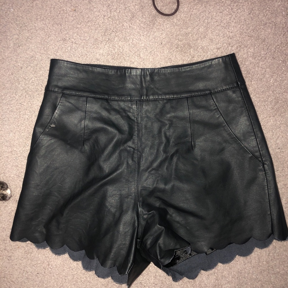 Abbefine Leather scalloped shorts south moon under